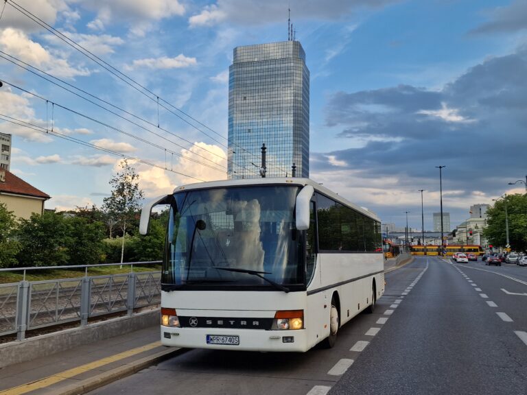 obraz przedstawia wynajem autokarów Warszawa